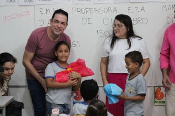 Foto - Entrega de Brinquedos para as Crianças da EMEF Elza Maria Veiga